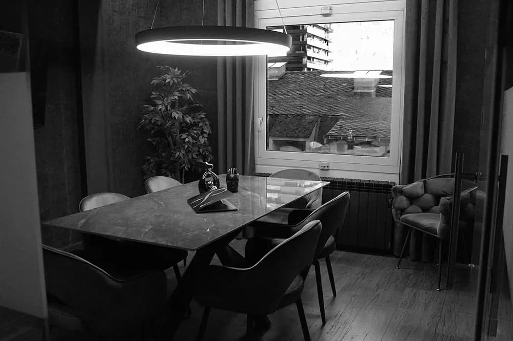 Consultor profesional en una oficina